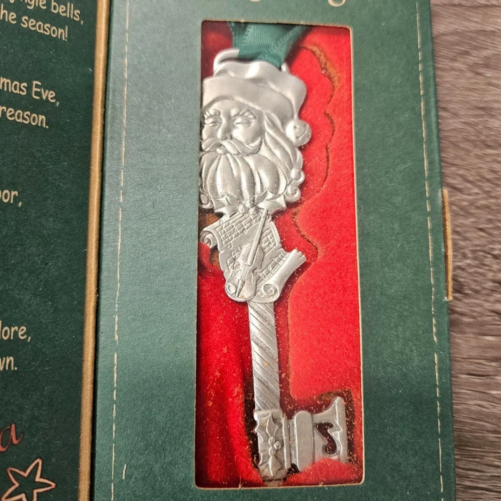 Longaberger 2003 Pewter Santa Key Christmas Ornament Musical Theme 28085 Boxed